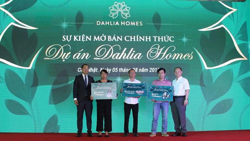 Đại diện chủ đầu tư Gamuda Land Việt Nam và CENLAND trao tặng những giải thưởng hấp dẫn cho khách hàng may mắn của chương trình
