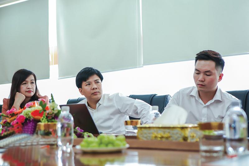 Cuộc thẩm định đầu tư giữa Shark Nguyễn Ngọc Thủy, Chủ tịch Egroup (giữa) và start-up Soya Garden