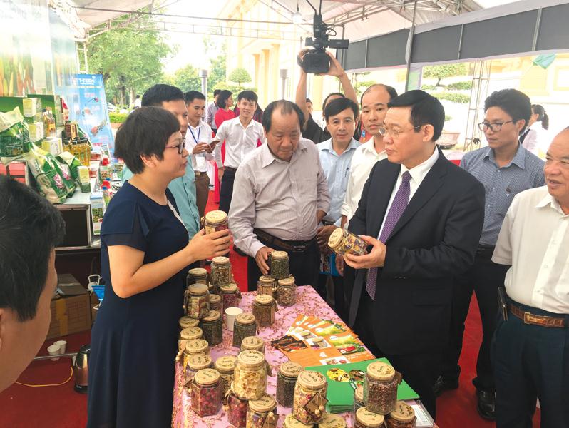 Phó thủ tướng Vương Đình Huệ tham quan gian trưng bày các sản phẩm nông nghiệp ứng dụng khoa học công nghệ tại Hội nghị tổng kết Chương trình khoa học và công nghệ phục vụ xây dựng nông thôn mới