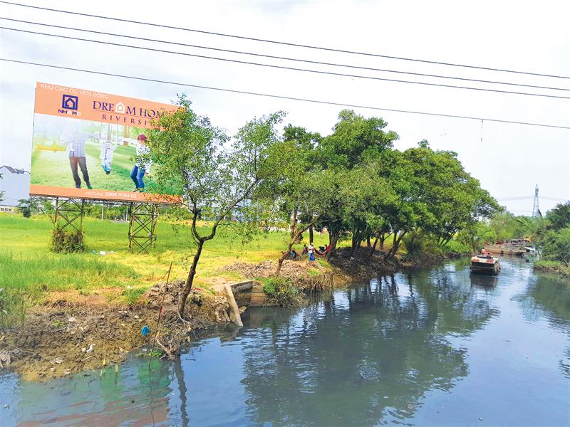Dự án Dream Home Riverside của Công ty Nhà Mơ được quảng cáo cạnh dòng sông xanh nhưng thực tế là con kênh ô nhiễm