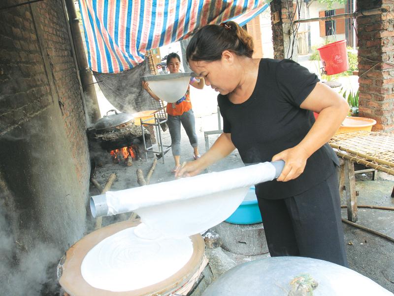 Bà Hoàng Thị Loan đã nhiều lần được vay vốn ưu đãi từ ngân hàng Chính sách xã hội để sản xuất bánh phở và phở khô.