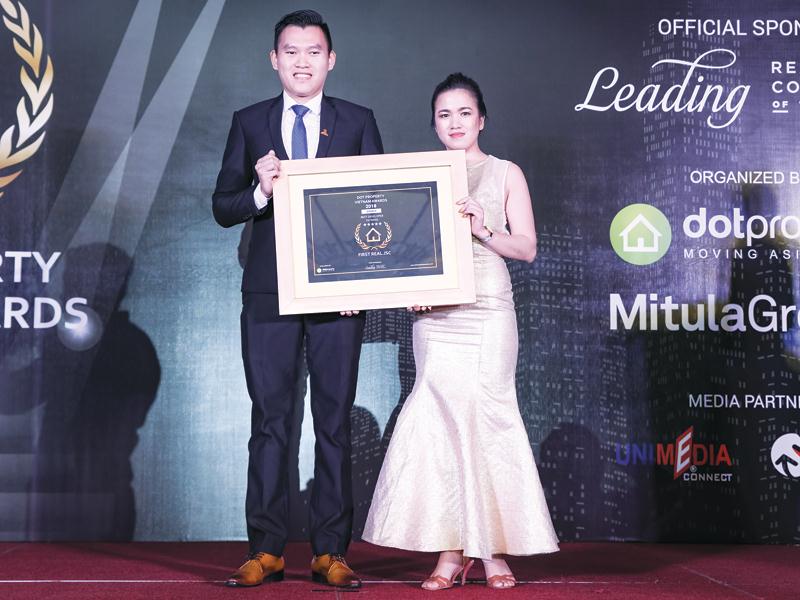 Ông Nguyễn Thế Trung, Phó tổng giám đốc Công ty cổ phần Địa ốc First Real thay mặt Công ty nhận giải thưởng danh giá “Dot Property Vietnam Awards 2018” ở Hạng mục “Best Developer Danang 2018 - Nhà phát triển bất động sản tốt nhất Đà Nẵng 2018”