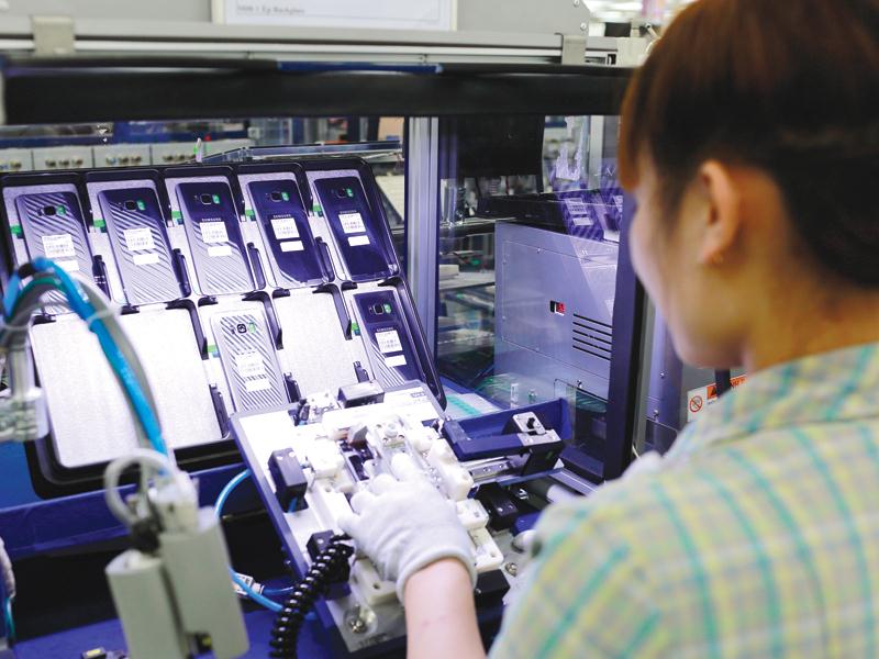Là một điểm sáng về sản xuất công nghiệp và đầu tư, Việt Nam đang nỗ lực tiến lên trong chuỗi giá trị toàn cầu thông qua việc đa dạng hóa các lĩnh vực sản xuất có giá trị gia tăng cao. Trong ảnh: Nhà máy Samsung Thái Nguyên