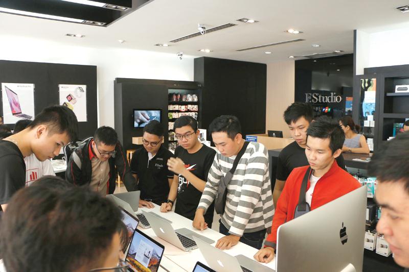 Tại Việt Nam, hiện có gần 20 cửa hàng ủy quyền chính hãng của Apple. Trong ảnh: Cửa hàng F.Studio by FPT của FPT Retail