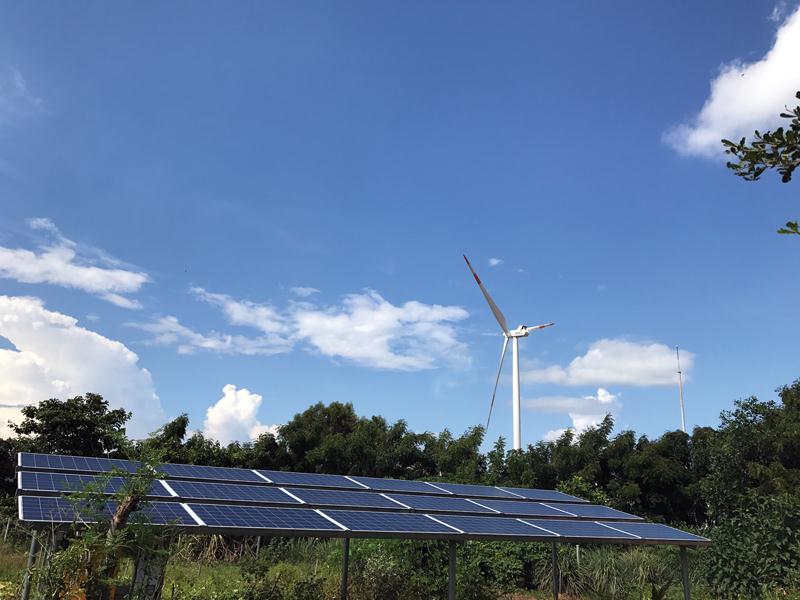 Hệ thống điện năng lượng mặt trời Phú Lạc tại  xã Phú Lạc, huyện Tuy Phong, Bình Thuận. Ảnh: T.H