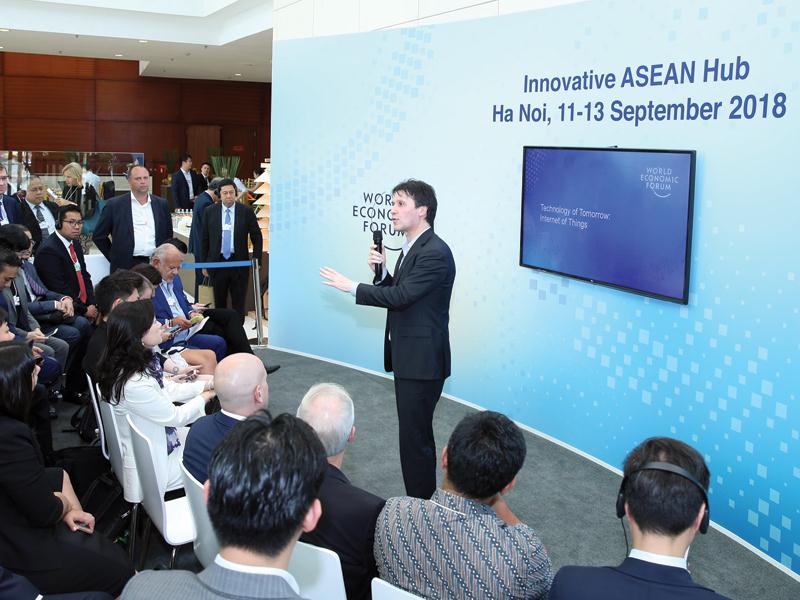 Thuyết trình về Internet vạn vật tại WEF ASEAN. Ảnh: TTXVN