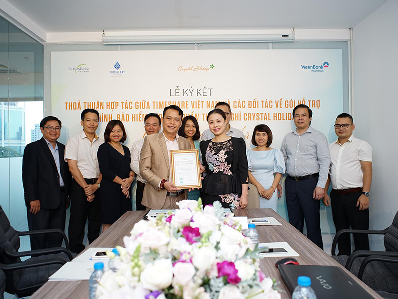 Bà Trần Thị Nguyệt Nga - TGĐ Timeshare Việt Nam và Đại diện Công ty Cổ phần Công nghệ CTS -  bắt tay mở rộng hợp tác.