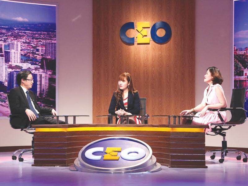 Nữ doanh nhân Lê Ngọc Nguyên (giữa) ngồi ở vị trí CEO tuần này.