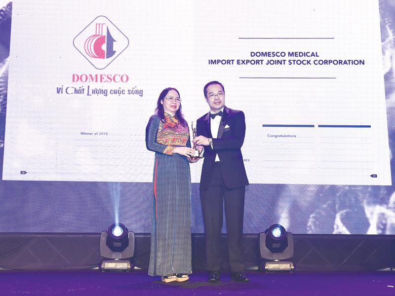 Bà Lương Thị Hương Giang, Phó chủ tịch HĐQT, Tổng giám đốc DOMESCO nhận Giải thưởng “doanh nghiệp có môi trường làm việc tốt nhất tại châu Á 2018 - Best Companies to Work for in Asia 2018”