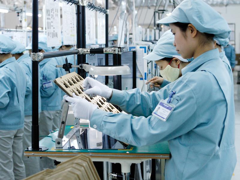 Sự xuất hiện của TNCs đã hình thành ngành công nghiệp điện tử, công nghiệp công nghệ cao tại Việt Nam. Trong ảnh: Nhà máy của Panasonic tại Việt Nam