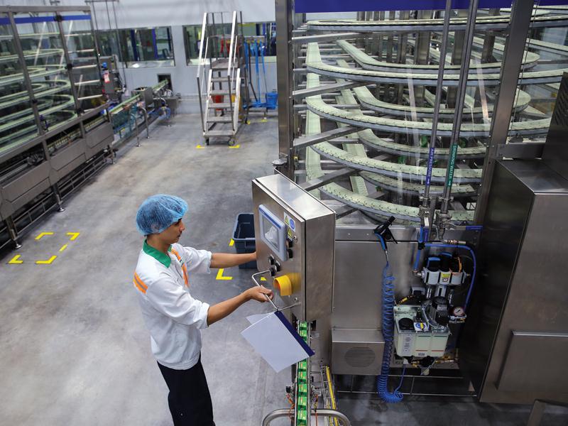 Công nghiệp chế biến, chế tạo tiếp tục là động lực chính của tăng trưởng kinh tế. Trong ảnh: Dây chuyền sản xuất sữa nước của Nestlé tại Hưng Yên. Ảnh: Đ.T