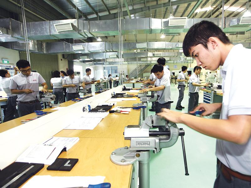 Việc hàng loạt tập đoàn lớn không ngừng đầu tư vào Việt Nam gần đây đã chứng minh cho thành công của Việt Nam trong điều chỉnh chính sách thu hút FDI. Trong ảnh: Đào tạo nhân lực tại nhà máy của Bosch tại Bình Dương. Ảnh: Đức Thanh