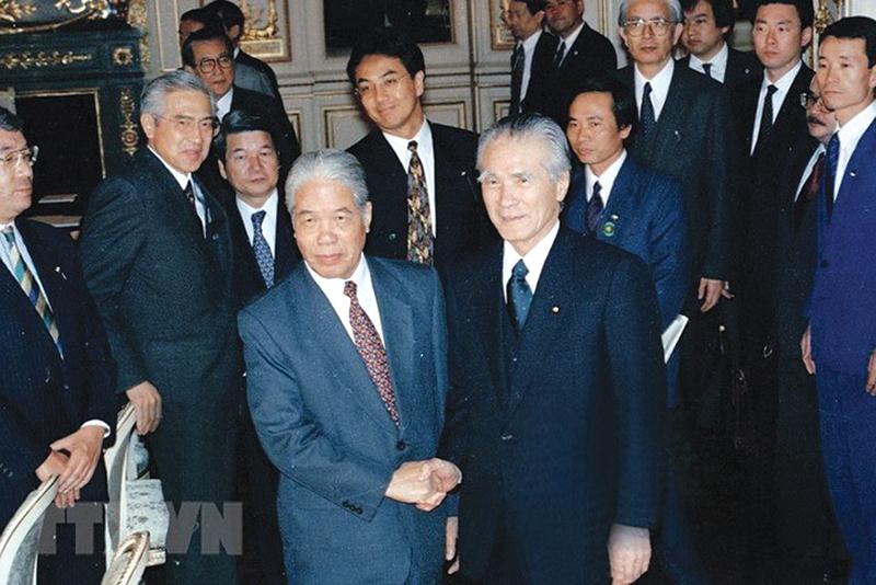 Tổng Bí thư Đỗ Mười và Thủ tướng Nhật Bản Tomiichi Murayama trong khuôn khổ chuyến thăm chính thức Nhật Bản ngày 18-19/4/1995. Ảnh: TTXVN