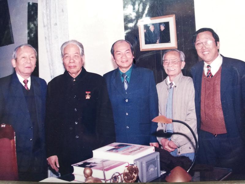 Ông Đỗ Mười (thứ hai từ trái sang) và một số thành viên nhóm chuyên gia của Chủ tịch Hội đồng Bộ trưởng.