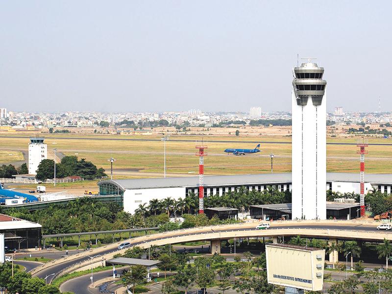 Cảng hàng không quốc tế Tân Sơn Nhất đang đứng trước yêu cầu phải sớm nâng công suất. Ảnh: A.M