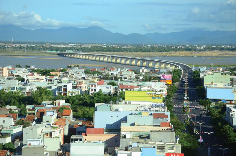 Cầu Hùng Vương nối liền TP. Tuy Hòa và KKT Nam Phú Yên, kết nối với tuyến ven biển Việt Nam