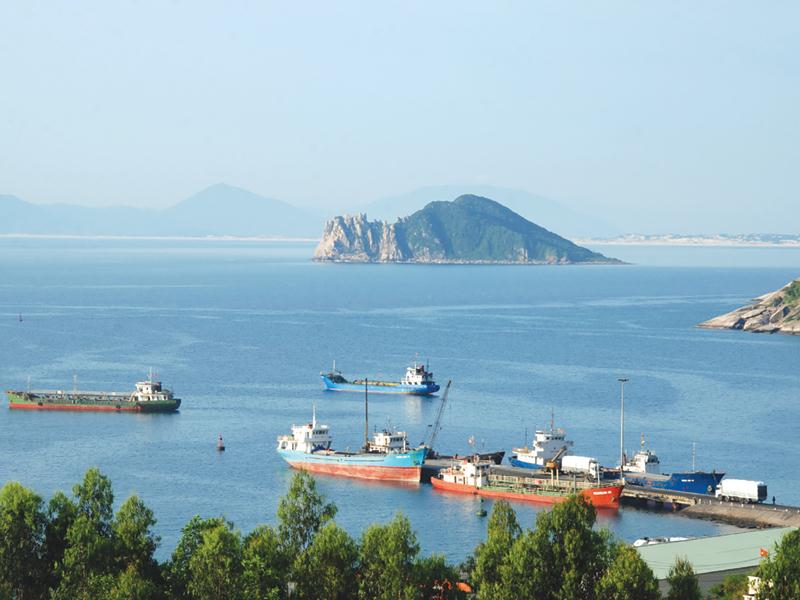 Cảng nước sâu kín gió Vũng Rô là một trong những lợi thế cạnh tranh của Khu kinh tế Nam Phú Yên 