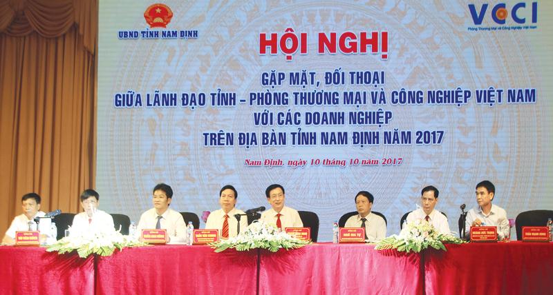 Hằng năm, UBND tỉnh Nam Định tổ chức đối thoại công khai với cộng đồng doanh nghiệp để lắng nghe, tiếp thu ý kiến và kịp thời tháo gỡ khó khăn cho doanh nghiệp. Trong ảnh: Lãnh đạo tỉnh Nam Định và Phòng Thương mại và Công nghiệp Việt Nam gặp mặt, đối thoại với các doanh nghiệp trên địa bàn tỉnh Nam Định năm 2017.