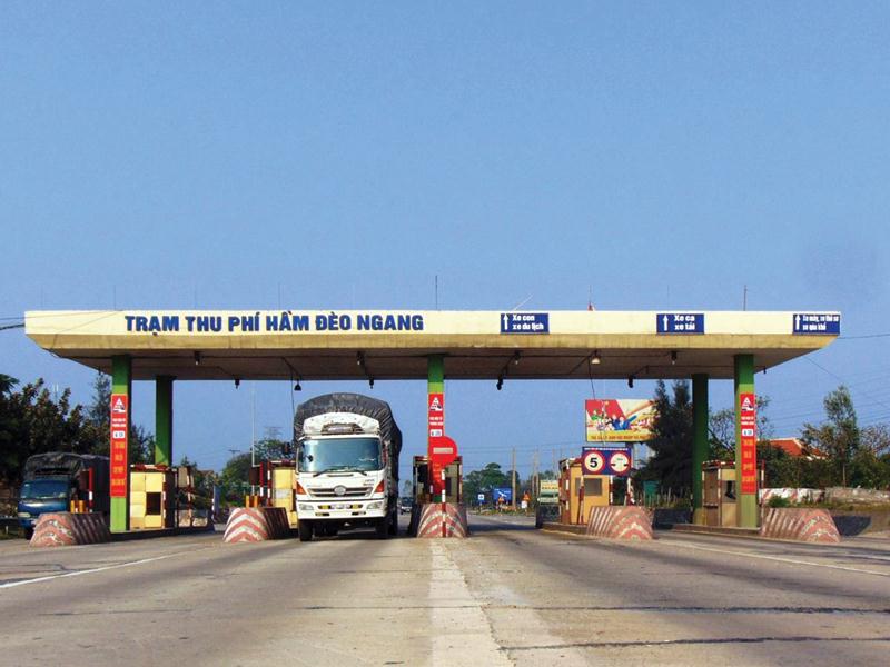 Do lưu lượng giao thông thực tế qua Trạm thu phí Đèo Ngang tăng cao so với dự kiến, nên kết thúc thu phí khoảng tháng 4/2015. Ảnh: Anh Minh