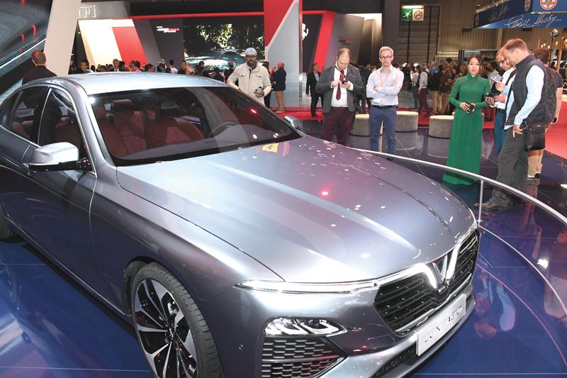 Trong nỗ lực đưa thương hiệu ô tô Việt Nam ra thế giới, VinFast đã cho ra mắt 2 mẫu xe tại triển lãm ô tô Paris.
