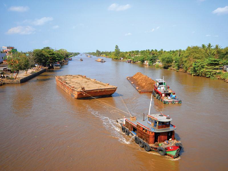 Kênh Chợ Gạo hiện là tuyến đường thủy nội địa quan trọng nối TP.HCM với Đồng bằng sông Cửu Long. Ảnh: Lê Hoàng Vũ