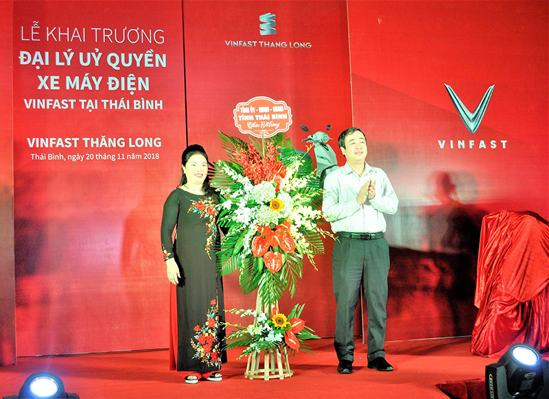 Ủy viên dự khuyết Trung ương Đảng, Phó Bí thư thường trực Tỉnh ủy tỉnh Thái Bình ông Ngỗ Đông Hải tặng hoa chúc mừng VinFast Thăng Long Thái Bình tại lễ khai trương.