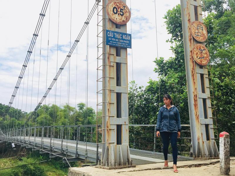 Cầu Thác Ngấn (xã Tiên An, huyện Tiên Phước, tỉnh Quảng Nam) đã hoàn thành được 3 năm, nhưng cho tới tháng 5/2018 vẫn chưa thể sử dụng vì dang dở đường dẫn lên cầu.