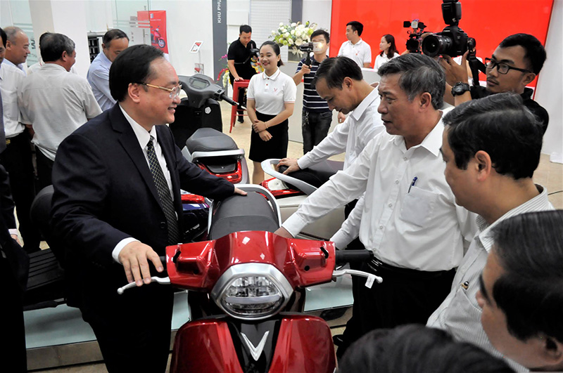 Đại diện lãnh đạo Tỉnh, Sở ban ngành, thành phố Thái Bình cùng các đại biểu thăm quan cửa hàng và sản phẩm tại VinFast Thăng Long Thái Bình.