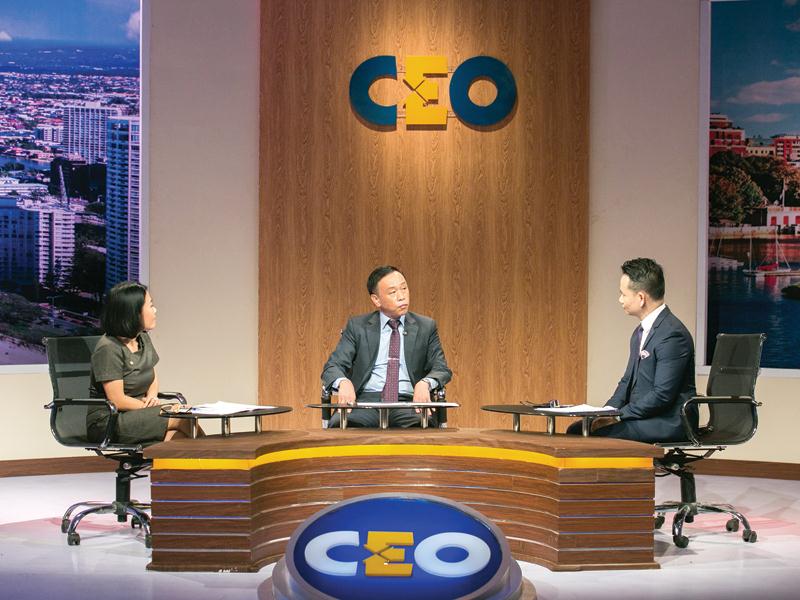 CEO Nguyễn Ngọc Thắng trao đổi cùng 2 chuyên gia để tìm giải pháp.