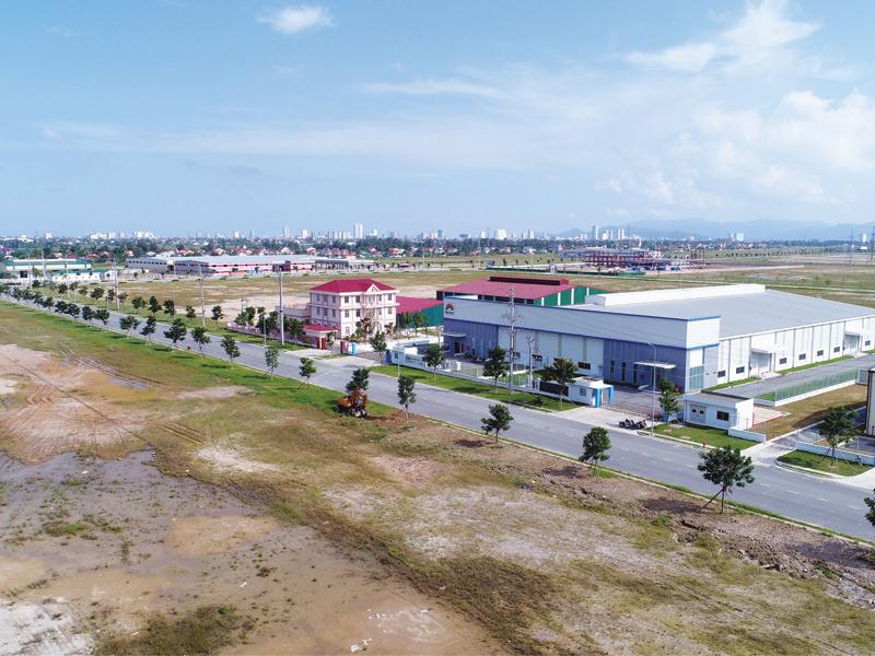 Nhiều khu công nghiệp hiện đại tại Nghệ An đã và đang hoàn thiện hạ tầng để đón nhà đầu tư. Trong ảnh: Khu công nghiệp VSIP Nghệ An.