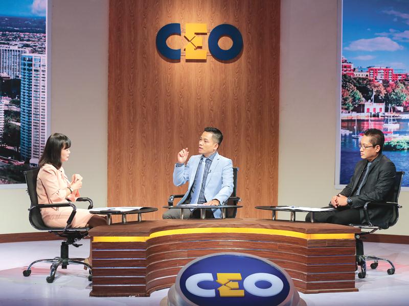 doanh nhân Nguyễn Văn Ngoan trao đổi với các chuyên gia của Chương trình CEO - Chìa khóa thành công.