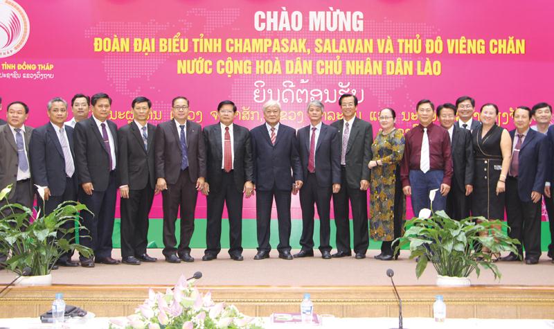 Lãnh đạo tỉnh Đồng Tháp chụp ảnh lưu niệm với Đoàn đại biểu các địa phương Lào. Ảnh: Thanh Bình