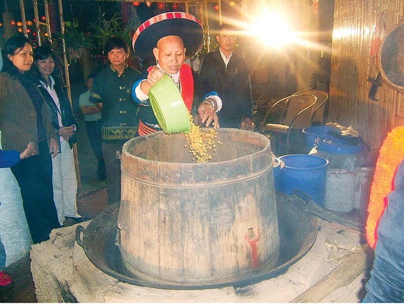 Nấu rượu ngô theo phương pháp truyền thống của người Mông ở Sùng Phài.