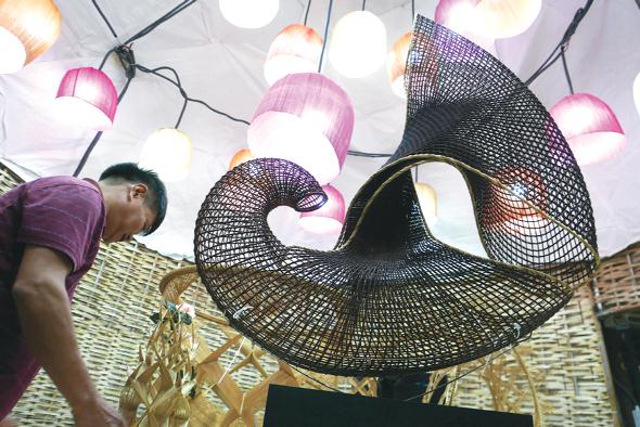Sản phẩm mây tre đan của làng nghề Phú Vinh (Hà Nội) thu hút sự quan tâm của nhiều khách tham quan tại Triển lãm OVOP 2018.