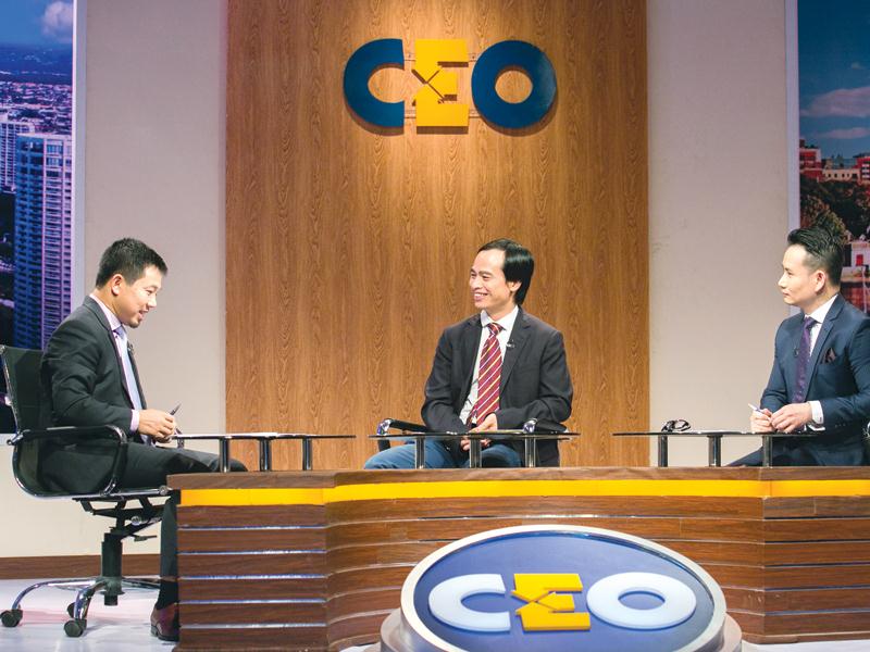 doanh nhân Nguyễn Đình Hùng lắng nghe tư vấn từ 2 chuyên gia.