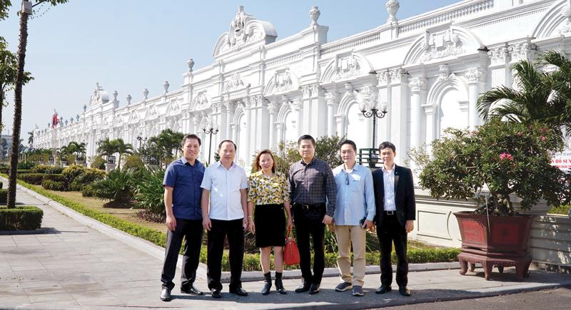 Đồng chí Nguyễn Hoàng Giang, Phó chủ tịch UBND tỉnh Thái Bình (thứ 3 từ phải sang) chụp ảnh lưu niệm cùng Ban Lãnh đạo Công ty CP Đầu tư Thương mại Quốc tế Minh Long nhân chuyến thăm và làm việc tại Công ty