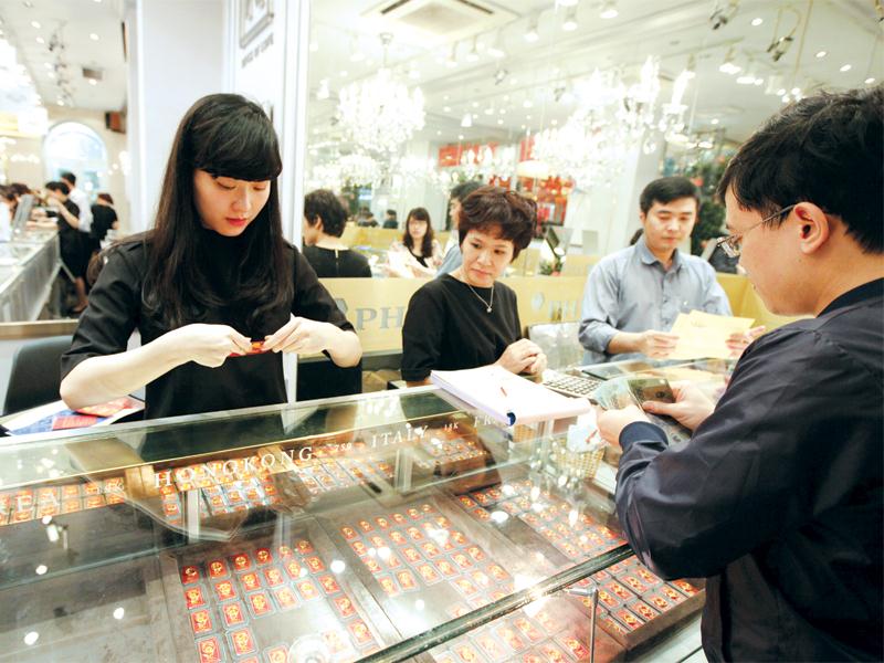 Vàng vẫn đang có xu hướng hút dòng tiền. Trong ảnh: Giao dịch mua bán vàng tại Cửa hàng vàng bạc Phú Quý (Hà Nội). Ảnh: Đức Thanh