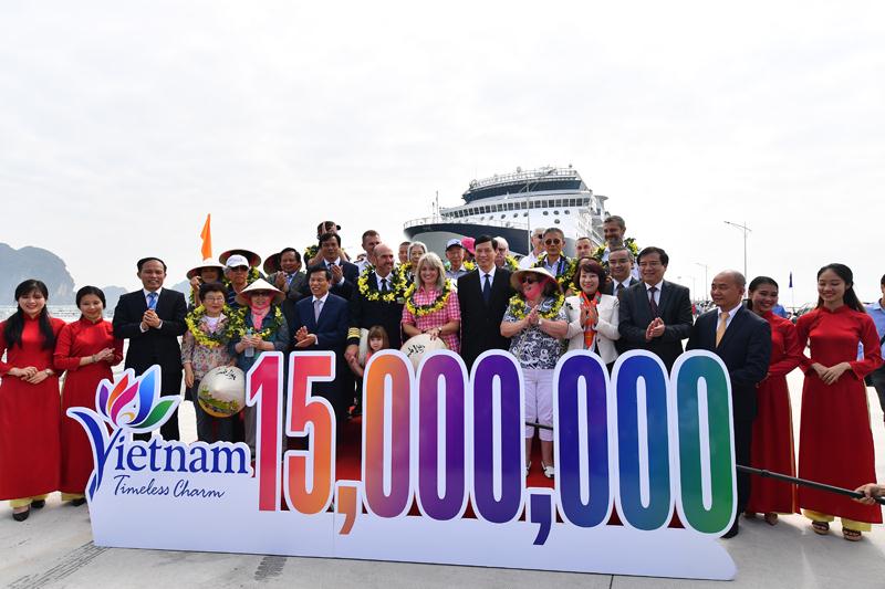 Năm 2018, Việt Nam đón hơn 15 triệu lượt khách quốc tế - con số lớn nhất từ trước đến nay. Trong ảnh: Lễ đón khách du lịch thứ 15 triệu tới Việt Nam