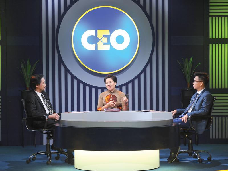 Nữ doanh nhân Vũ Thị Mai bên Bàn tròn CEO cùng 2 chuyên gia.