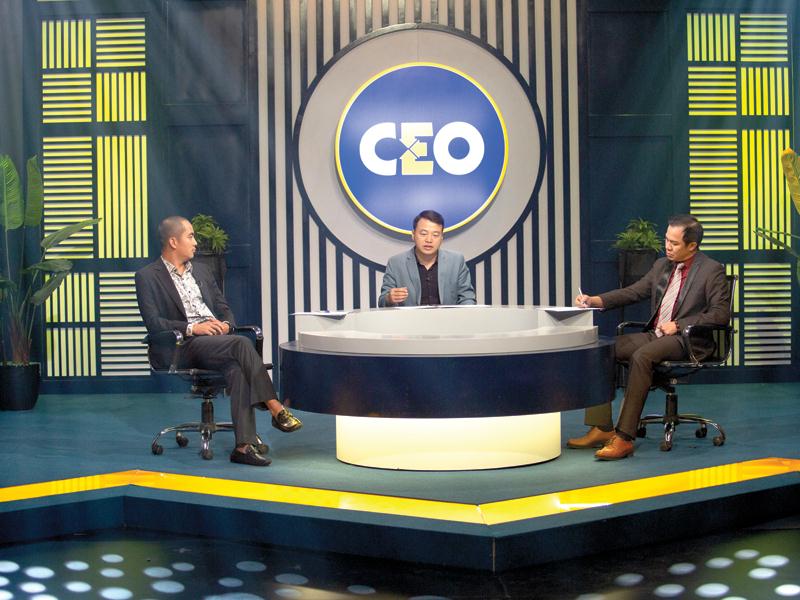 doanh nhân Nguyễn Hòa Bình bên Bàn tròn CEO cùng hai chuyên gia