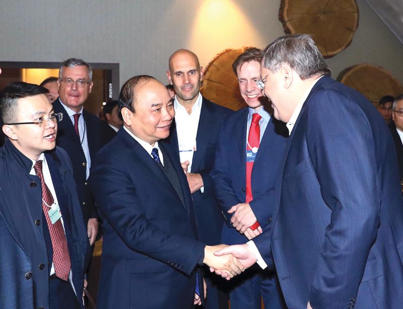 Trong chương trình tham dự Hội nghị thường niên Diễn đàn kinh tế thế giới năm 2019 tại Thụy Sỹ, Thủ tướng Chính phủ Nguyễn Xuân Phúc đồng chủ trì buổi đối thoại với lãnh đạo các tập đoàn toàn cầu về kinh tế Việt Nam. Ảnh: TTXVN