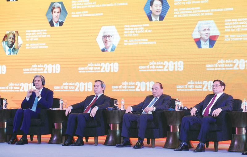 Thủ tướng Chính phủ Nguyễn Xuân Phúc (thứ hai, từ phải sang) và các đại biểu tại phiên tổng thể và đối thoại chính sách cấp cao - Diễn đàn kinh tế Việt Nam 2019.