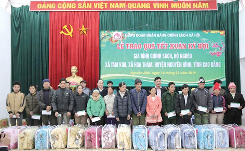 200 phần quà Tết của NHCSXH đã được trao tới bà con của huyện Nguyên Bình (Cao Bằng).