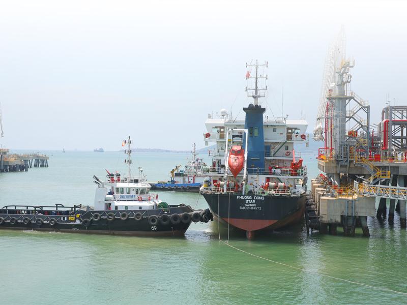 Nhà máy Lọc hóa dầu Nghi Sơn xuất bán sản phẩm dầu diesel (DO) cho khách hàng.