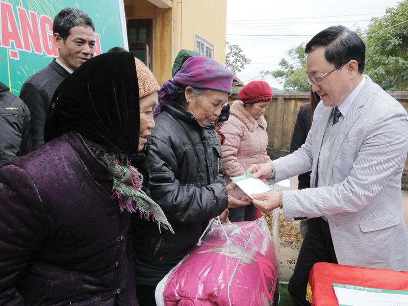 Tổng giám đốc NHCSXH Dương Quyết Thắng trao quà cho các hộ nghèo, gia đình chính sách...