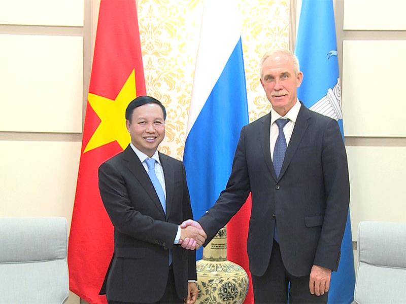 Đại sứ Ngô Đức Mạnh (bên trái) làm việc với Thống đốc tỉnh Ulianovsk (Liên bang Nga).