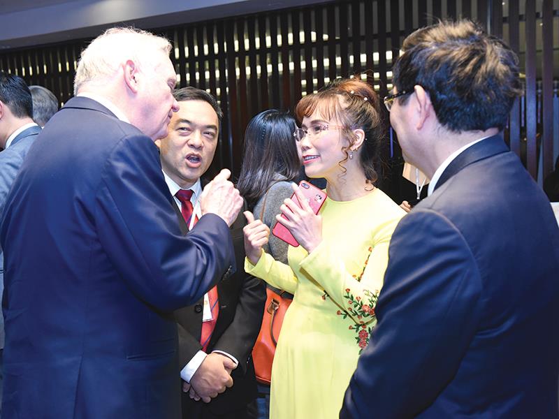 Bà Nguyễn Thị Phương Thảo, CEO Vietjet Air trao đổi với các nhà đầu tư nước ngoài đến Việt Nam tham dự các cuộc thảo luận để tìm kiếm cơ hội kinh doanh.