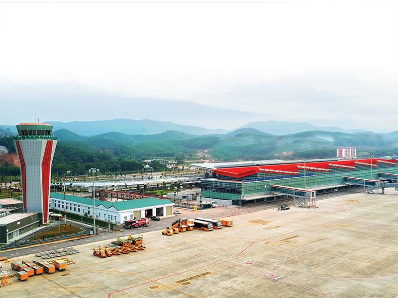 Sân bay Vân Đồn với mái vòm nhà ga màu đỏ cam rực rỡ, tựa như những cánh buồm no gió xếp chồng lên nhau hướng ra biển lớn.