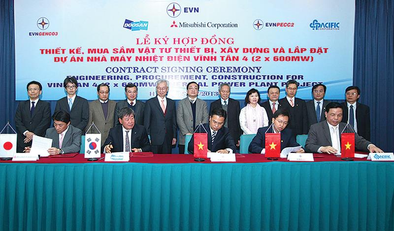 Ông Phan Văn Quý, Chủ tịch HĐQT Tập đoàn Thái Bình Dương (ngồi, ngoài cùng bên phải) cùng các nhà thầu tại lễ ký hợp đồng thiết kế, mua sắm vật tư thiết bị, xây dựng và lắp đặt Dự án Nhà máy Nhiệt điện Vĩnh Tân 4.