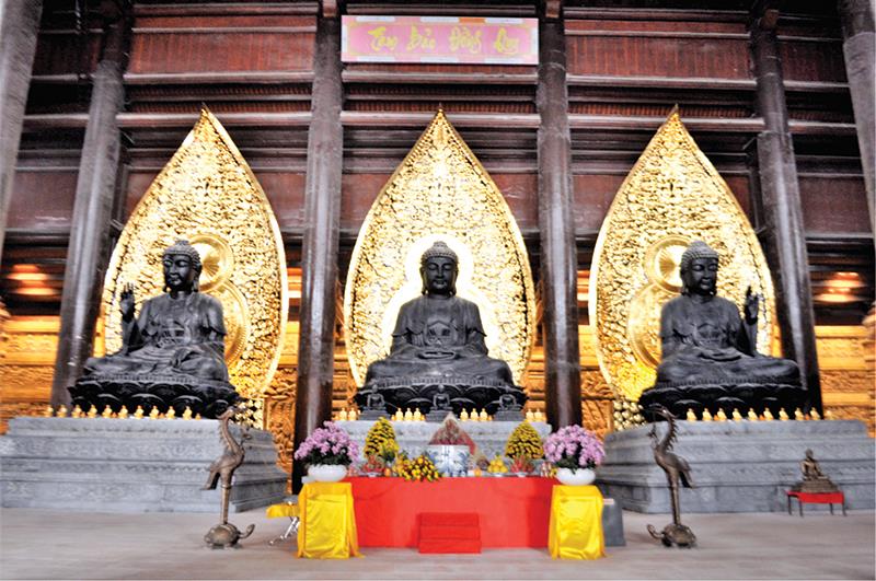 Ba pho tượng Phật Tổ bằng đồng dát đồng đen, mỗi bức nặng 200 tấn tại điện Tam Thế.